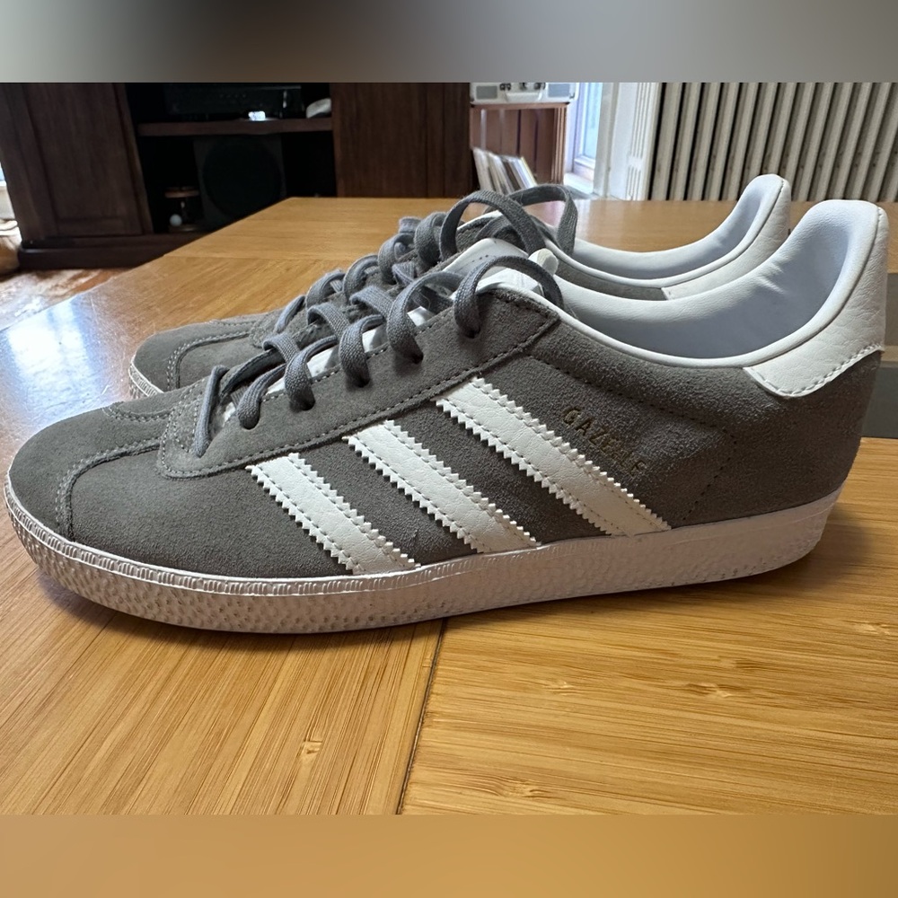 Adidas gazelle youth 5 (women’s 7)